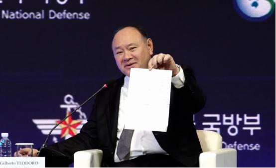 太嚣张了！太恶心了！
菲律宾防长举着中国递过去的纸条，羞辱嘲讽中国，大骂中国恬不