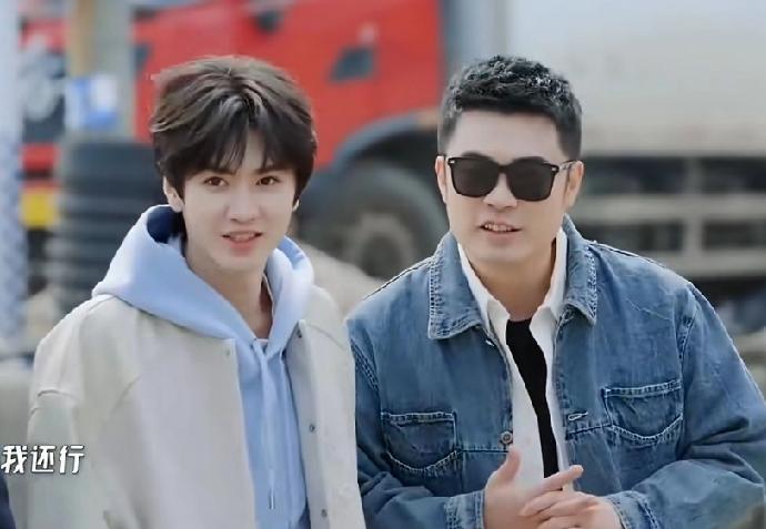 陈哲远长的有多好看，连鹿晗都被他的颜值惊艳到了，盯着他久久不能移开视线。

陈哲