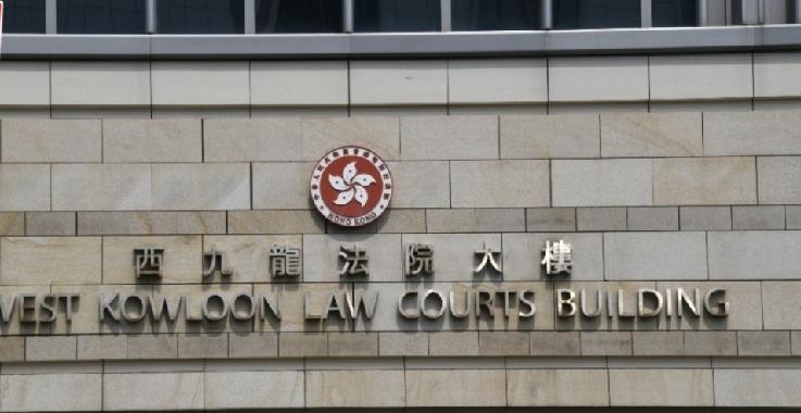 中年售货员昨日涉嫌于港铁车厢及月台，3度触摸两名女乘客的私处及裙底，被控3项猥亵