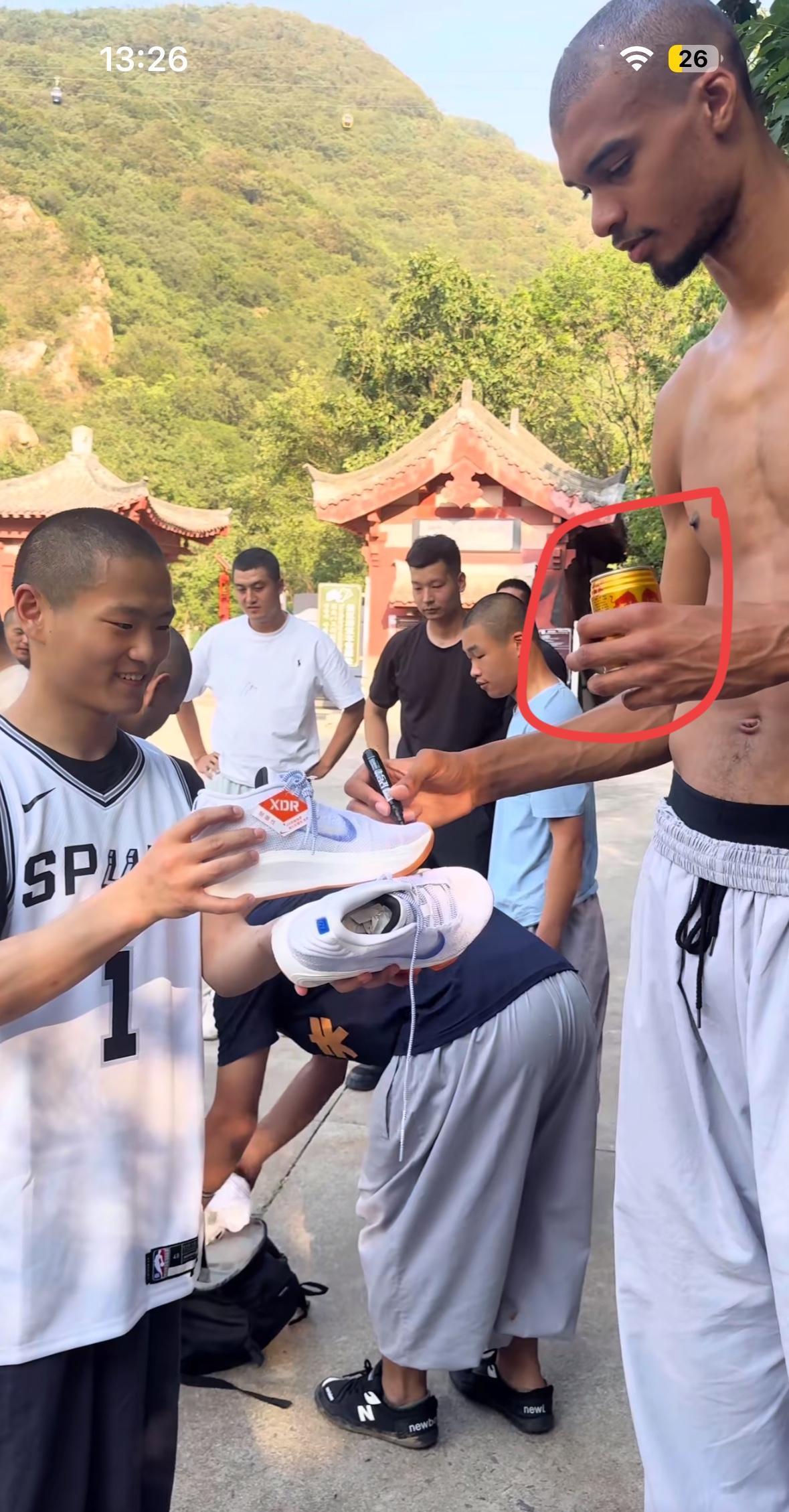 文班亚马给球迷签名，手里拿的饮料是什么牌子的