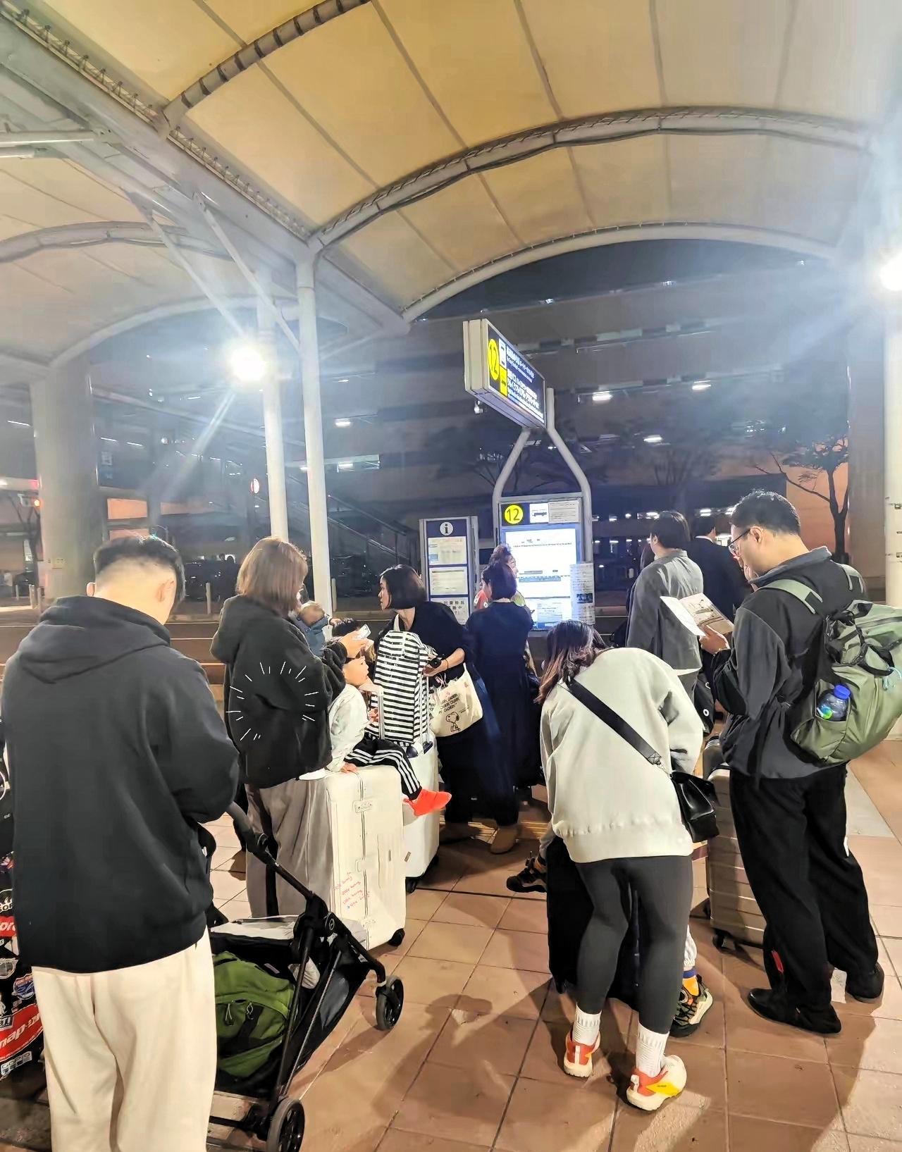 国家协助在日本机场滞留且准备回国的人员时，应进行区别对待。
首先要对这些人展开摸