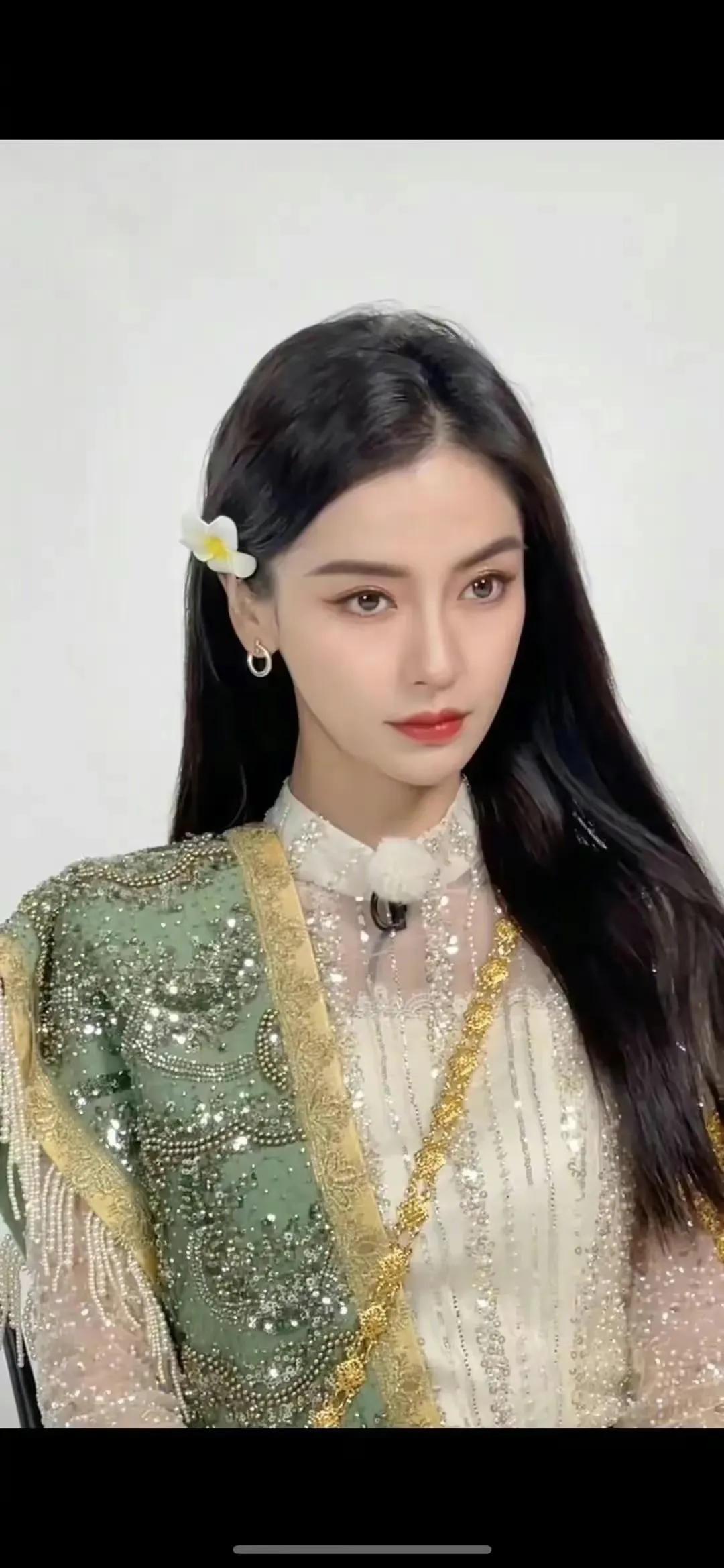 自从离了婚以后像变了个人似的，不过比以前更好看，更有魅力了……