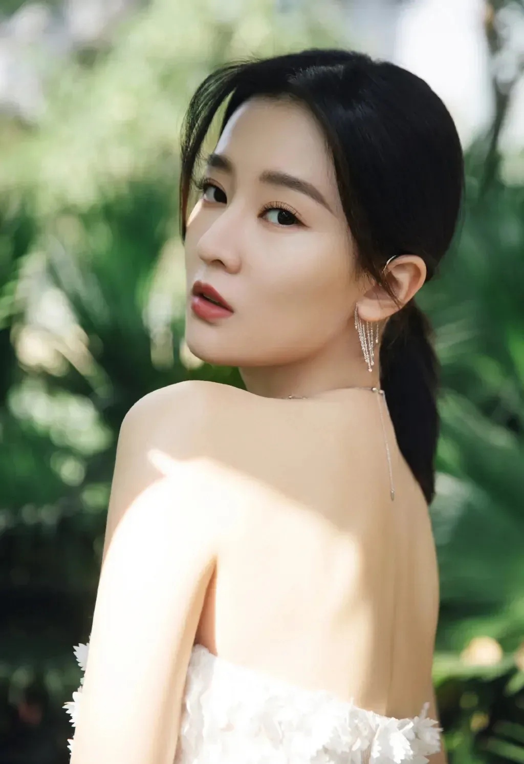 乔欣家有钱还是虞书欣家有钱？乔欣家更有钱，原因如下：1.乔欣更加低调。乔欣从来都