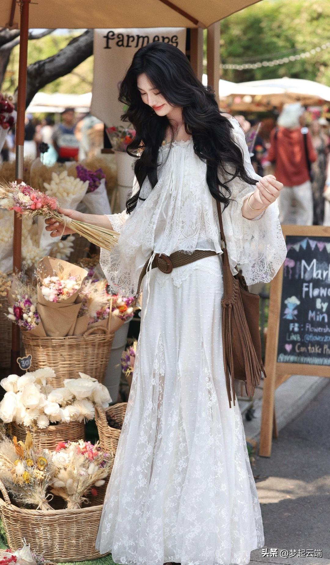 梦幻花市漫步，优雅白裙飘飘。