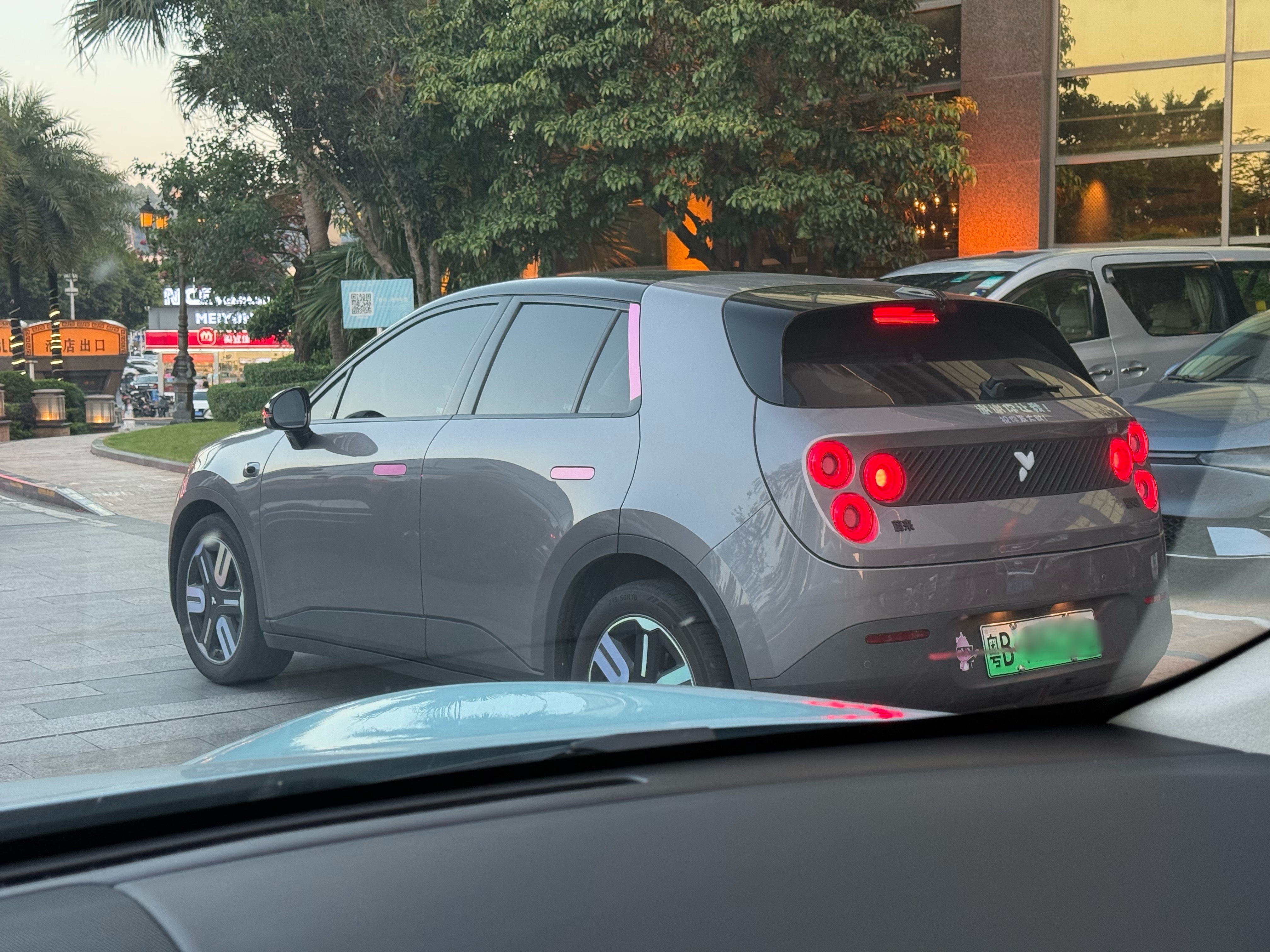 嚯 看我遇到了什么车 可可爱爱的[坏笑] ​​​