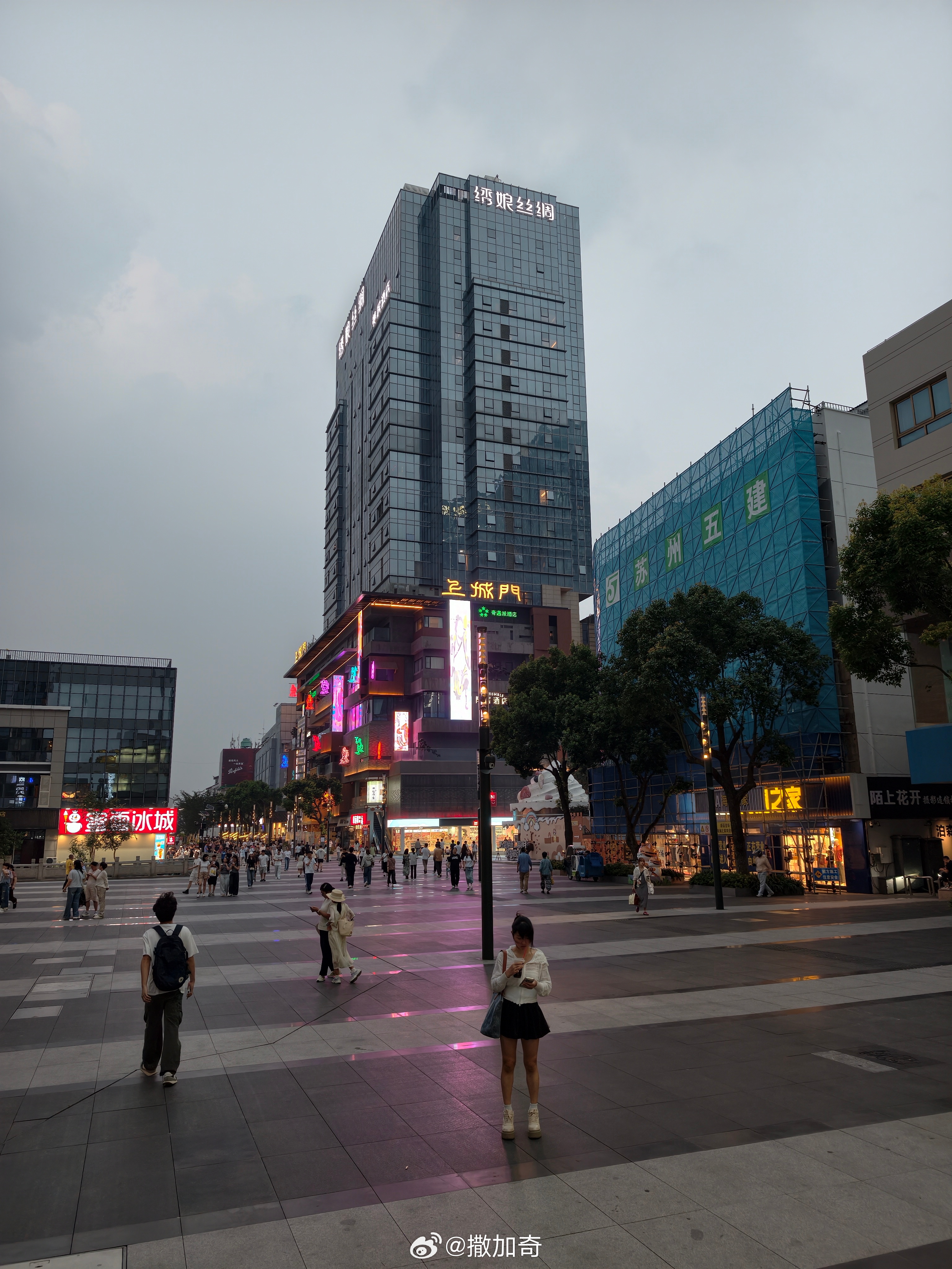 昨天夜场踢的很过瘾！踢完球队友又拉出去吃夜宵，回青旅都1点半了。现在睡醒大腿酸疼