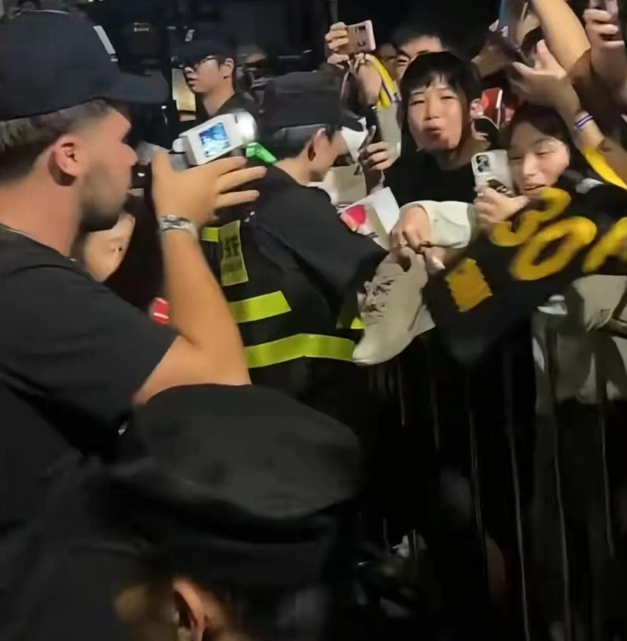 球迷太疯狂，大家只为近距离看一眼库里！

在库里下榻的酒店周围早就云集了人山人海