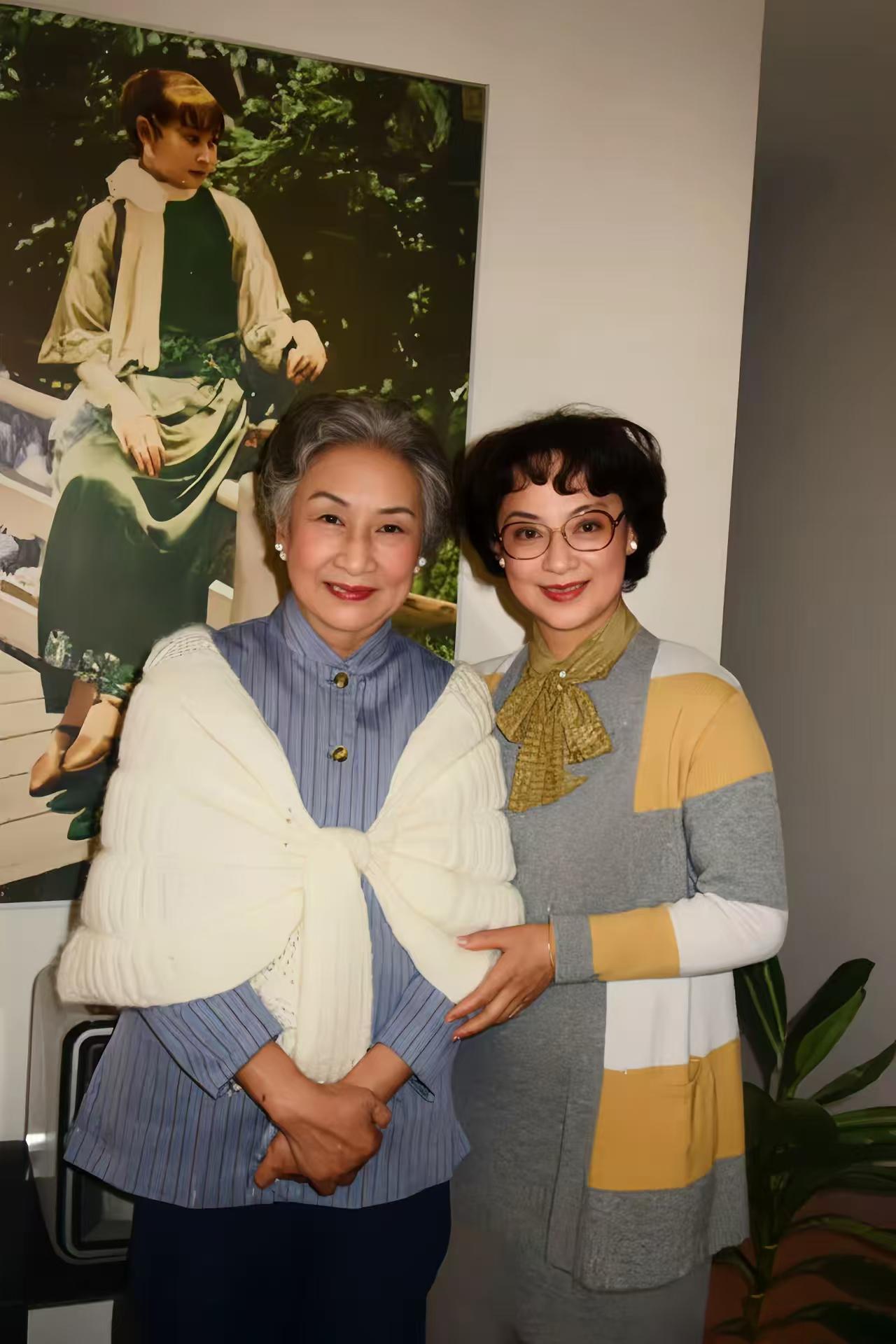 跨越时光的优雅，在异国他乡的客厅里悄然重逢。

上世纪八十年代中期，王丹凤远赴加