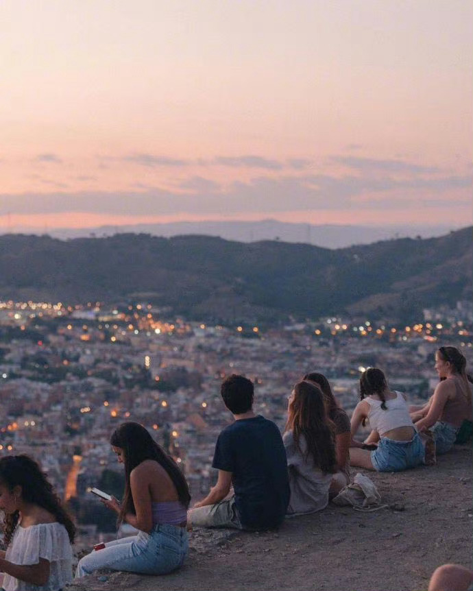 人必须出门，必须社交，必须去体验不同的事物，见各种各样的人，脑子才会思考，才能感