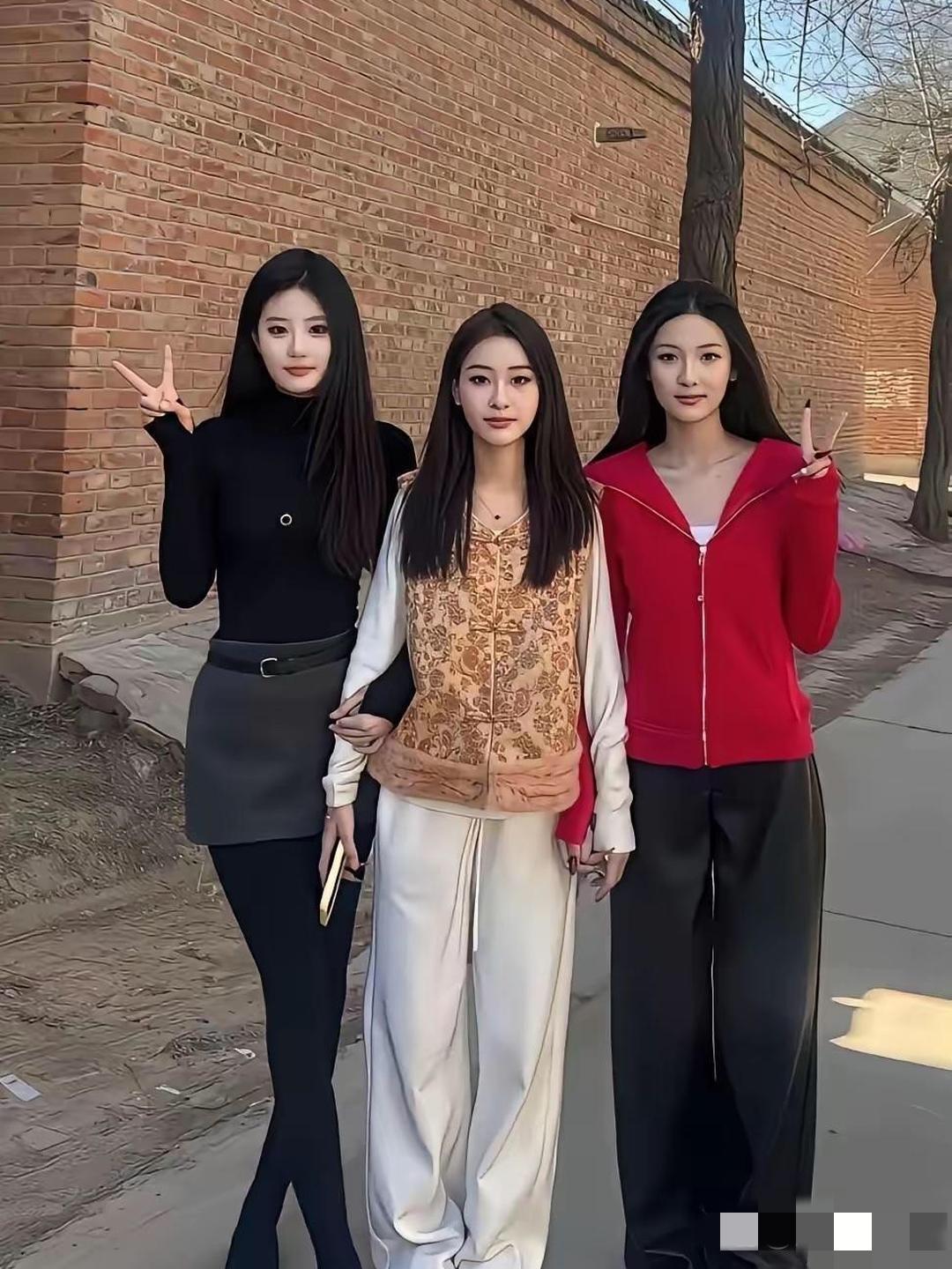 母女三个合影，妈妈40岁，两个女儿20岁左右，你能看出来哪个是妈妈，哪个是女儿吗
