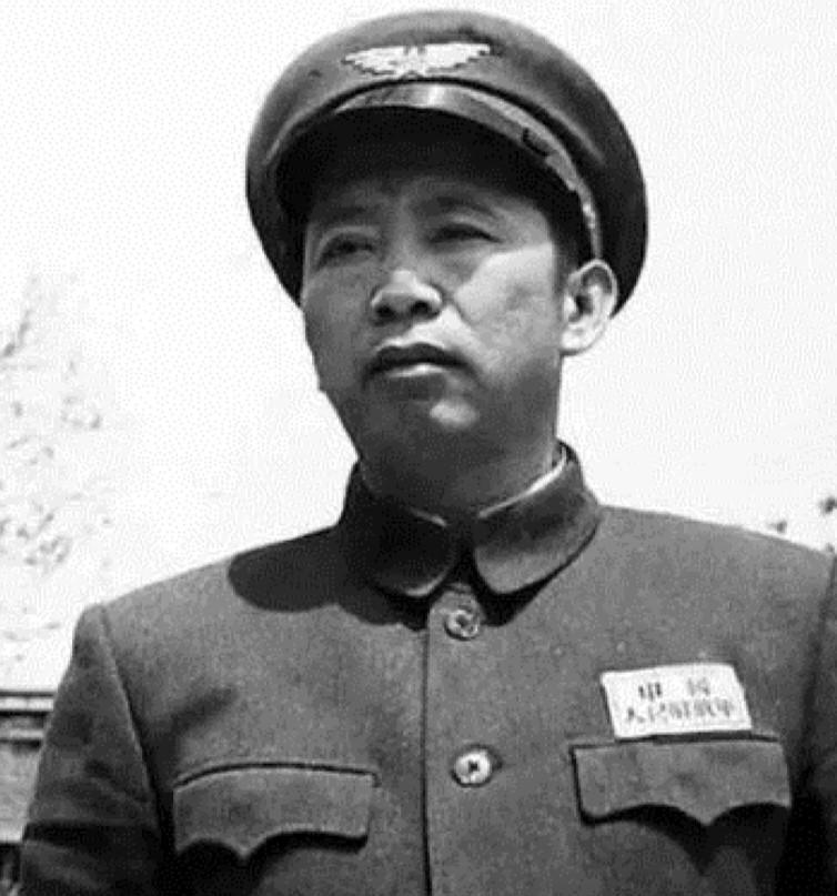 1955年，空军机关组织文艺晚会，空军司令前去参加。

礼堂里《空军进行曲》刚响