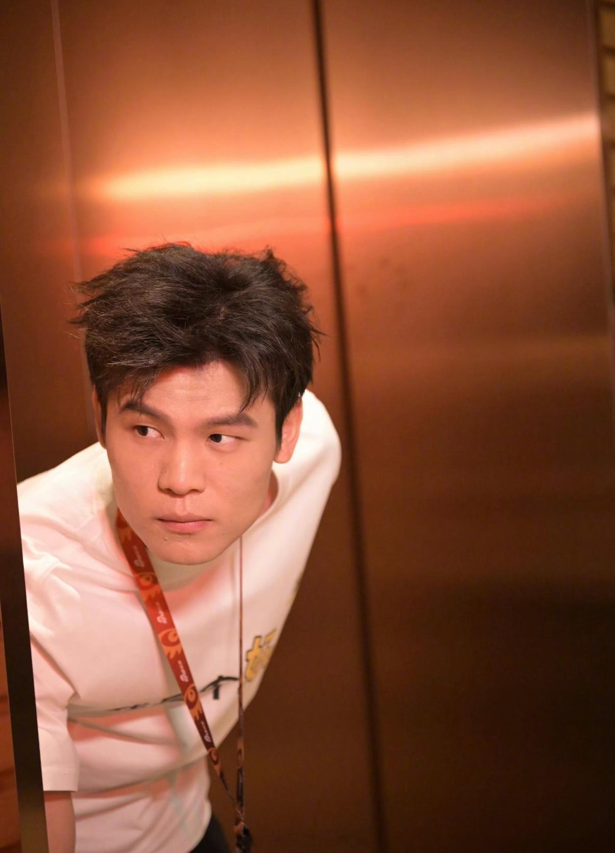 何广智不会真以为自己是周杰伦吧何广智离周杰伦只差个假睫毛艺笔封神实锤！化妆师凭一