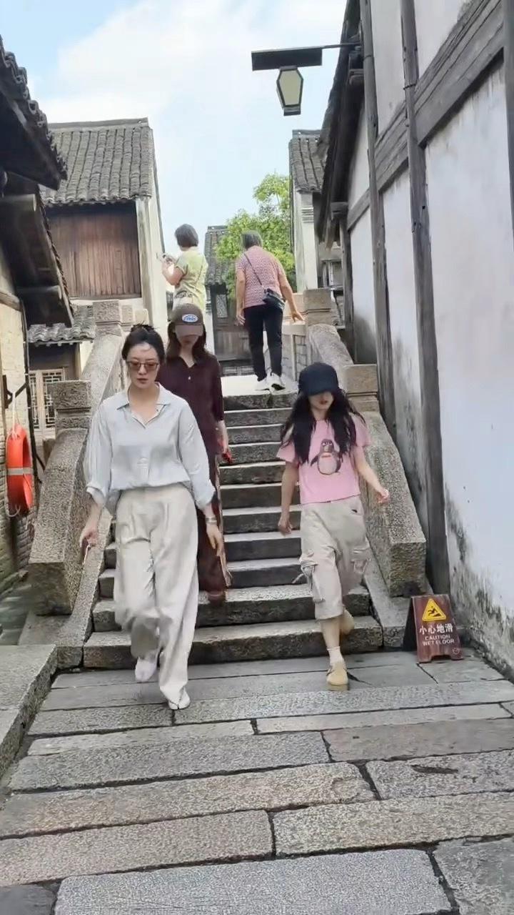 今天看起来挺热的💦 穿啥颜色都好看，咖色轻松驾驭住了。 ​​​