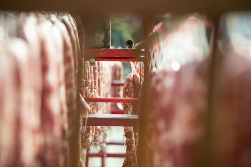 中国肉类加工业发展得相当不错。近年来，市场规模持续扩大，据相关数据，产值已达数千