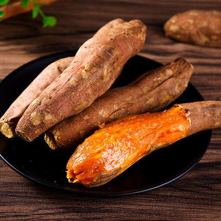 随着冬天的到来，街边烤红薯的摊位也开始热闹起来。很多人喜欢在寒冷的天气里吃一口热