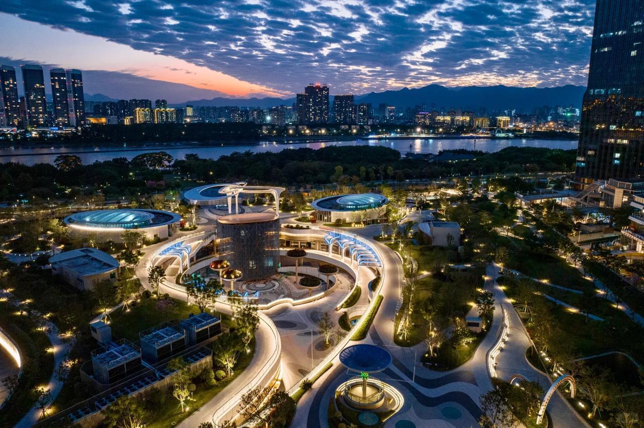 速看！福州滨江市民广场最新夜景图！[憨笑]

不得不说，灯光安装好后，整个闽江北