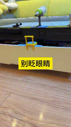 这视频我翻来覆去瞅了好几遍，半天才看明白小猫是咋坐上去的。这专门给小猫整的喝奶小
