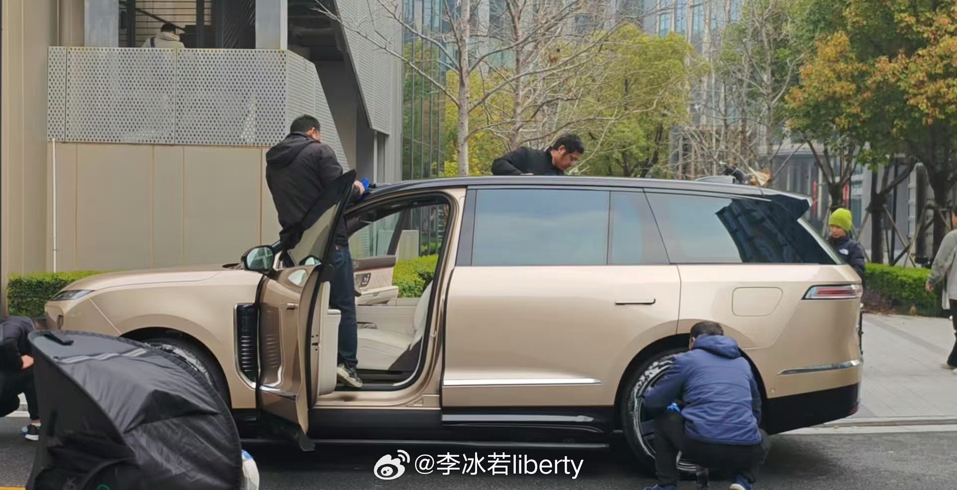 蔚来ES9已经到这个程度了金色咔咔闪我眼睛！蔚来ES9 北京