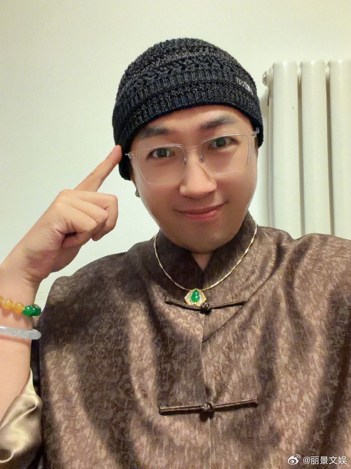 于正真正的老钱风穿搭于正分享自拍输出穿搭观点，针织帽搭配中式上衣，拒绝繁复堆砌，