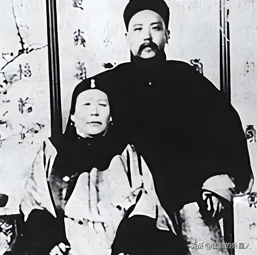 1901年，山东巡抚袁世凯扶生母灵柩回乡安葬。嫡兄袁世敦竟穿一身红衣拦在祖坟外，