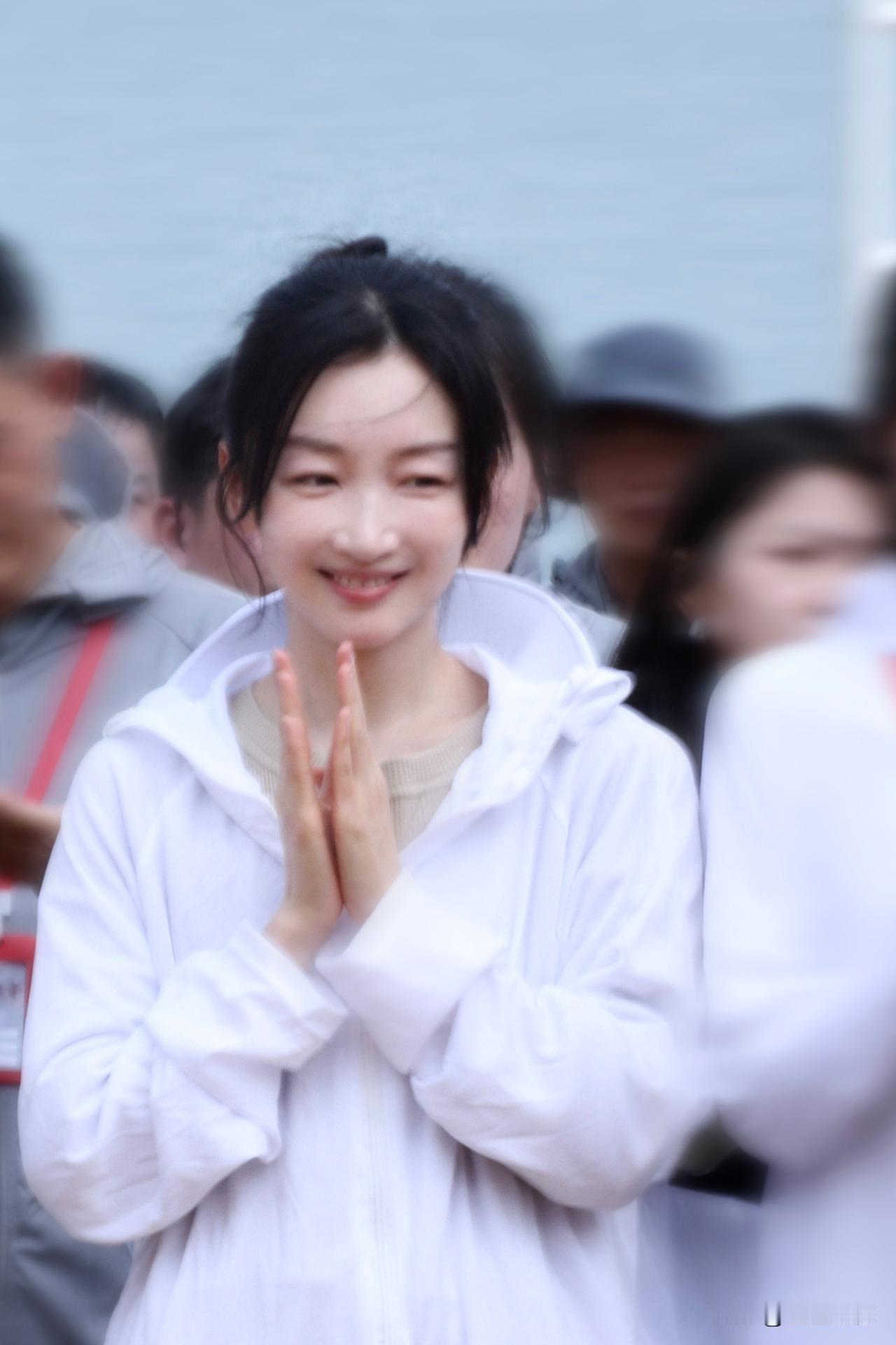 周冬雨如今口碑下滑全是自身问题，本身业务能力不稳，还缺乏深耕演技的上进心。连简短