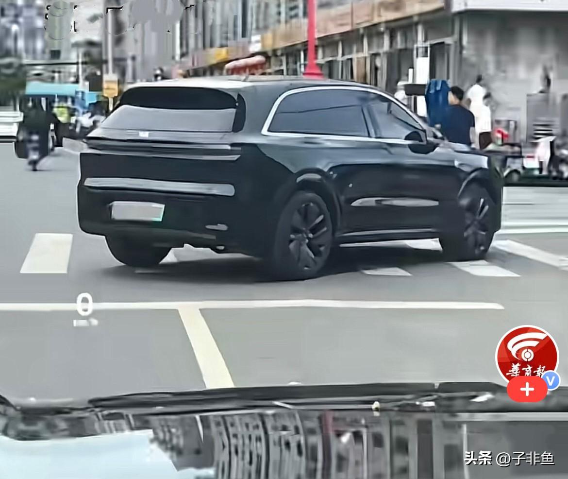近日，内蒙古呼和浩特马路上出现让人看不懂的一幕….
        一辆黑色理想
