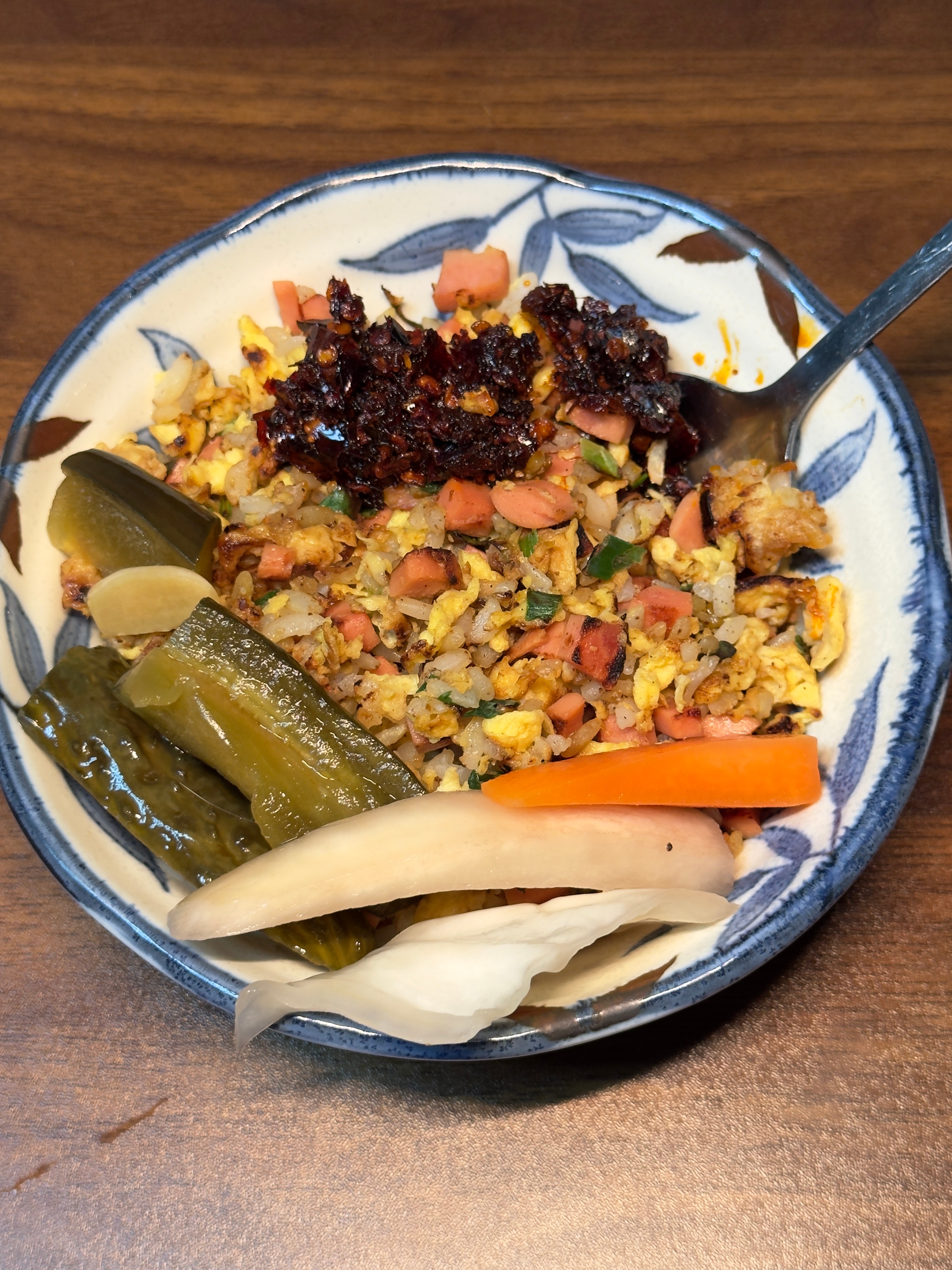 室友今日饮食：不想点外卖，做了个蛋炒饭配酸黄瓜，难吃炸了。我觉得可能是因为我没胃