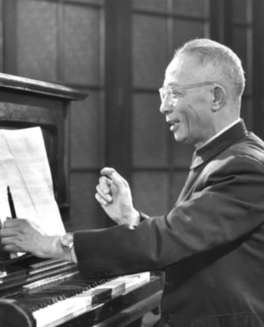 1950年，音乐家王莘在火车上突然大哭不已，乘客都以为他“神经病”，但王莘毫不在