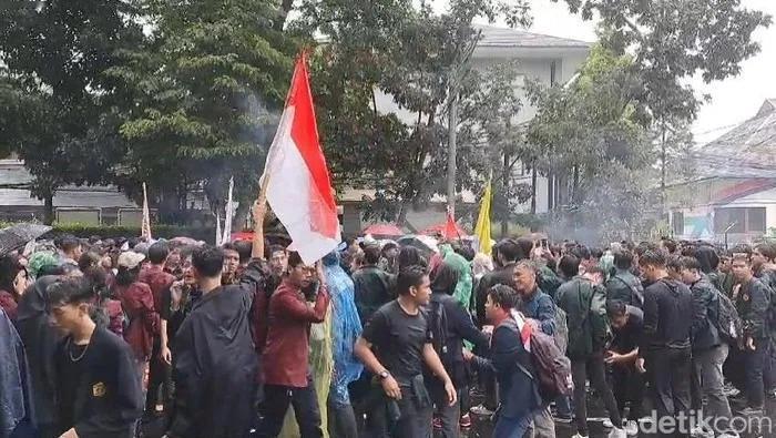 最近全球局势不太平，欧洲街头抗议不断，亚洲也迎来一场剧烈的民意震荡。
 
东南亚