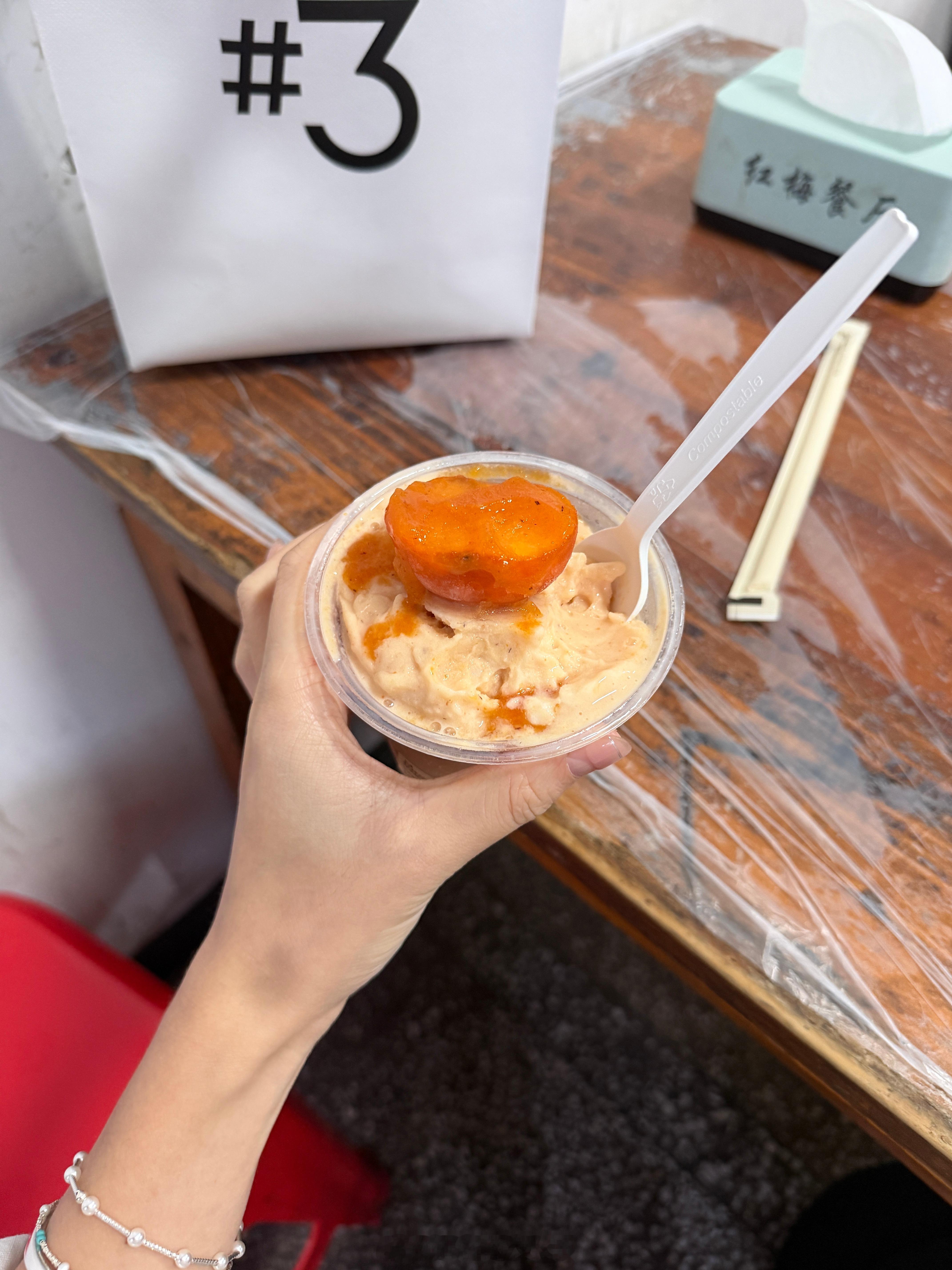 三号椰的柿子炒冰好吃好吃～里面还有冷冻的椰肉丁，梗啾啾的！就类似于大米冰淇淋里整