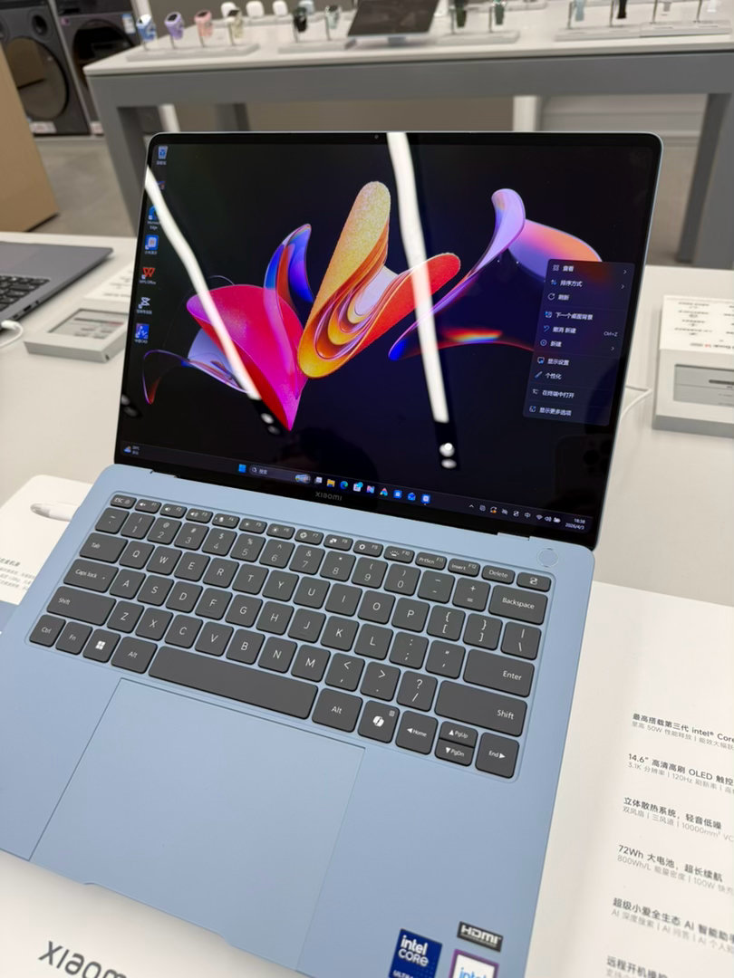 小米这个笔记本屏幕素质确实可以！触控板这个材质摸起来很顺滑，舒服！ 
