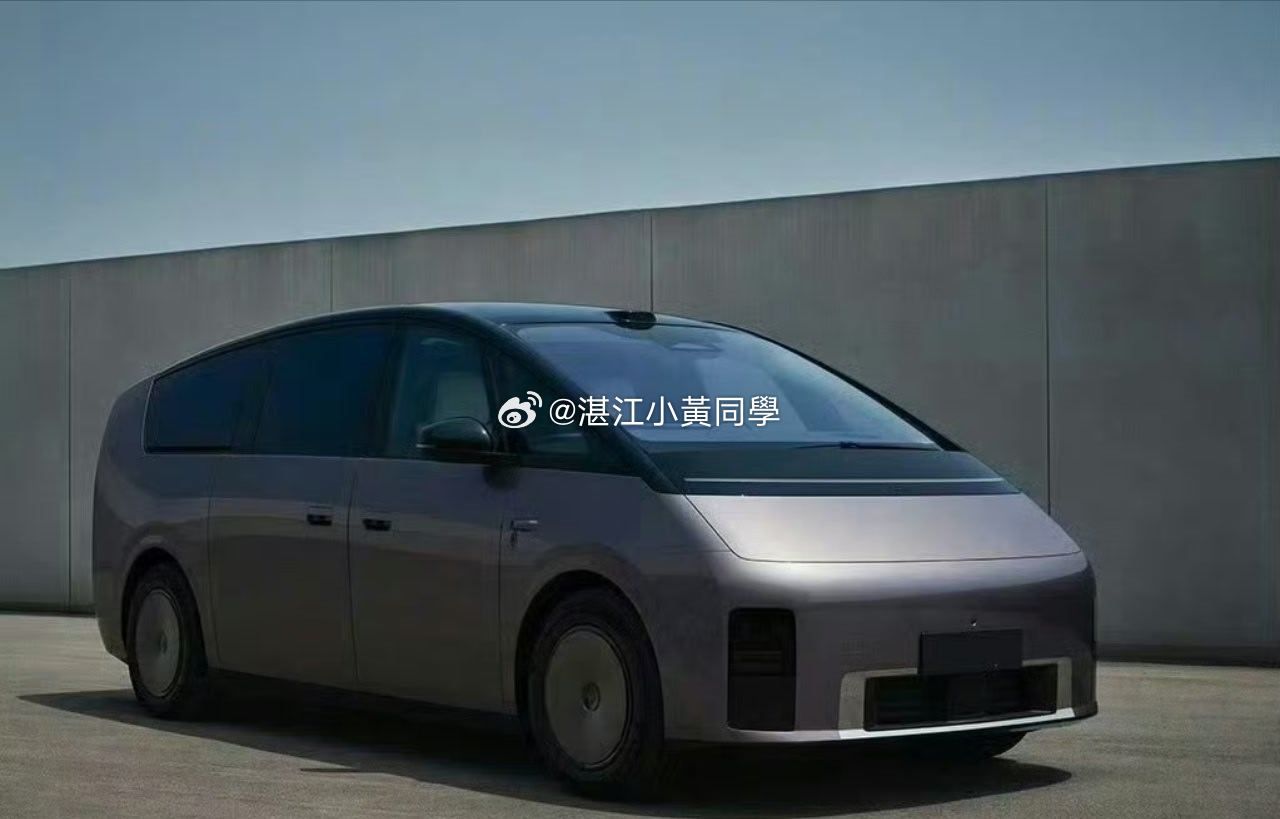 理想新MEGA内饰曝光内饰曝光给你看了，就看外观你能不能接受实车看起来还是非常大