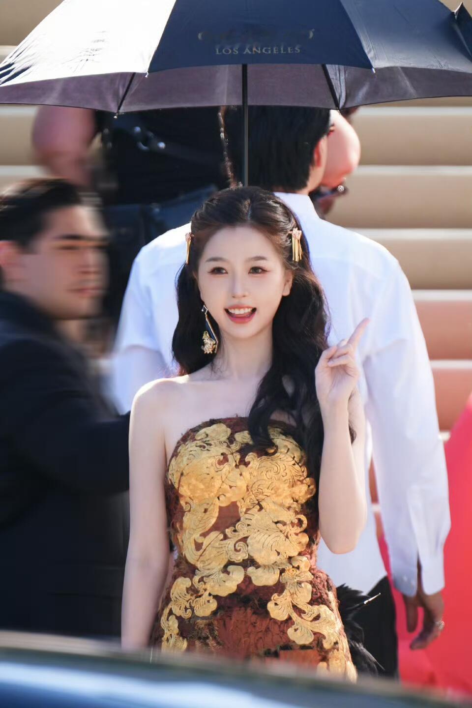 虞书欣美美闪耀海外虞书欣闪耀海外 虞书欣海外活动状态太能打了！一袭东方风鎏金礼裙