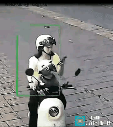 这位妈妈，以后出门请独自潇洒，别再把无辜的孩子绑在身边了！