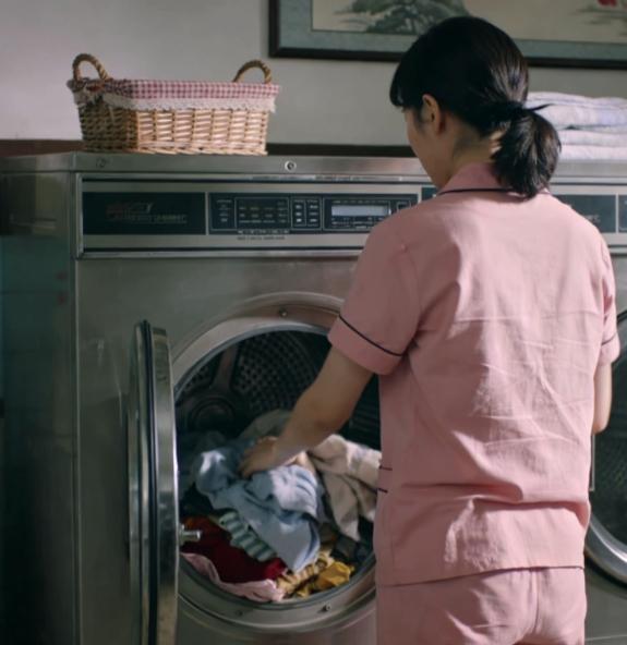 我的天！洗衣机里丢个塑料袋，油污居然自动跑光了？

我跟你们说啊，昨天晾衣服的时