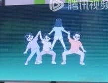金靖丁程鑫背对背拥抱周柯宇背后环腰抱刘宇宁 金靖和丁程鑫的背对背拥抱看着就挺难配
