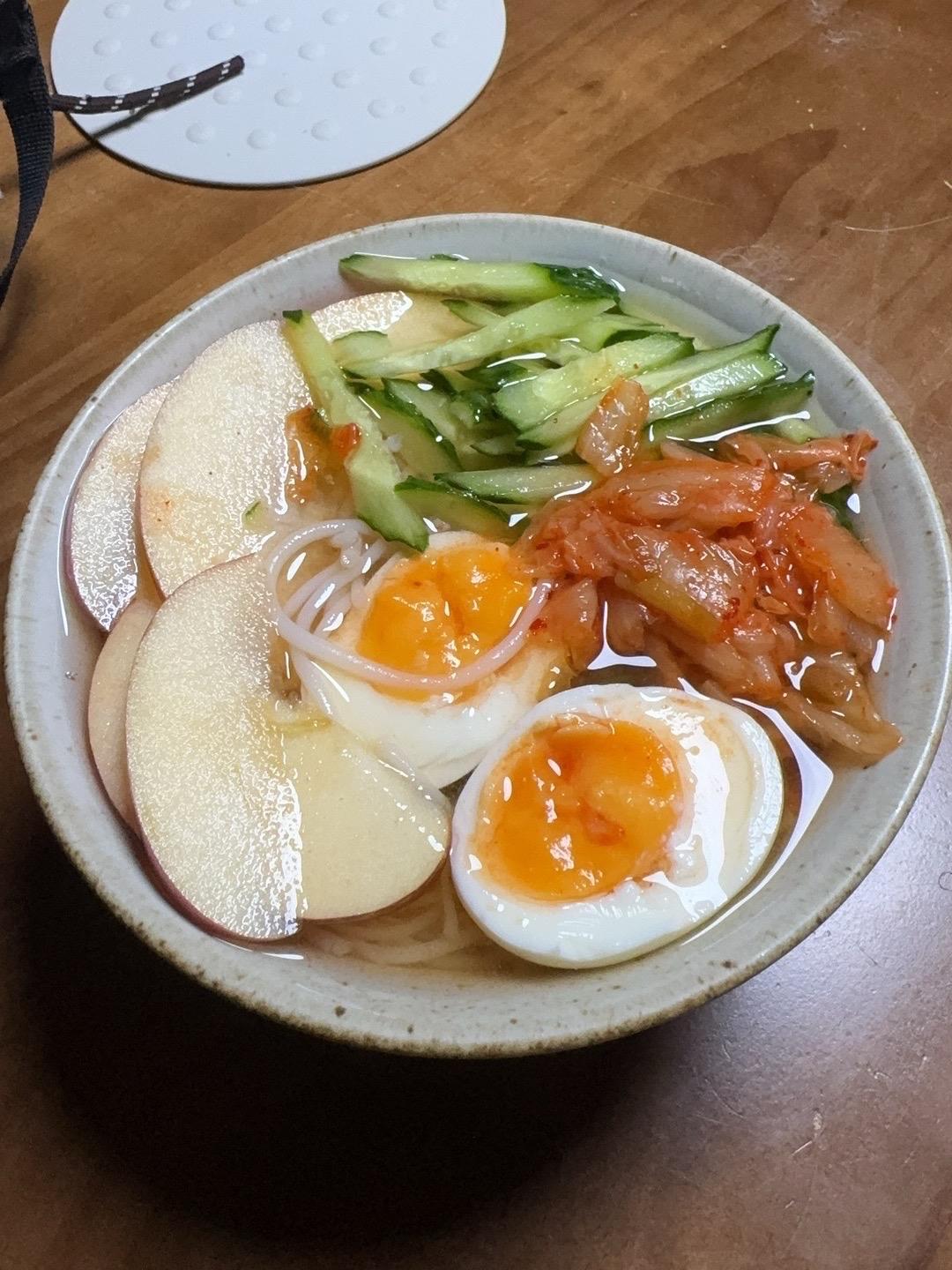 最近身体真的不行，傍晚回家也就十分钟车程，又晕车了，买的饭一口没吃躺了半天，结果