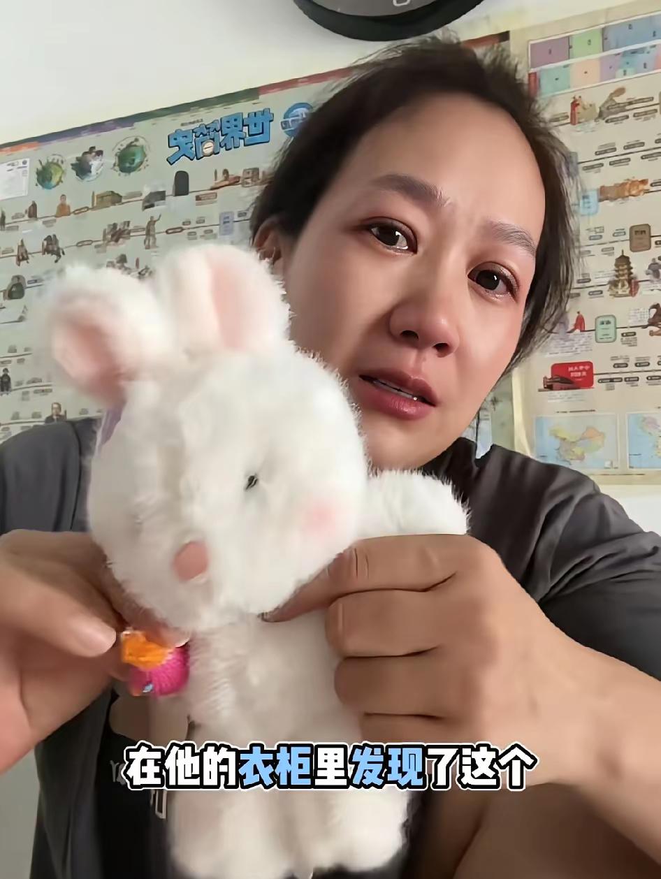 孩子能不抑郁吗？因为误以为孩子没把兔子在教师节送给老师，又哭又闹的把孩子打了一顿