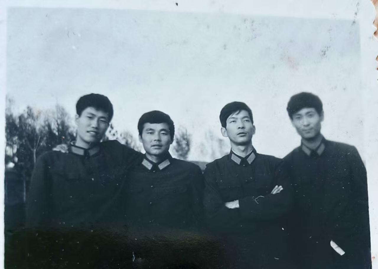 复员军人，退伍军人，退役军人。对当兵退出现役的称呼，我更喜欢复员军人这个称呼。