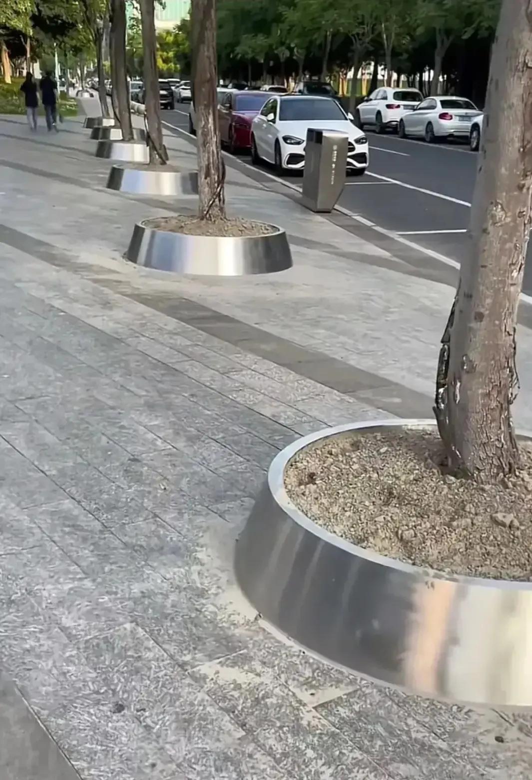 面对舆论压力，杭州新装的不锈钢树盆连夜被拆除。看到这样的消息，突想起一句老话，风