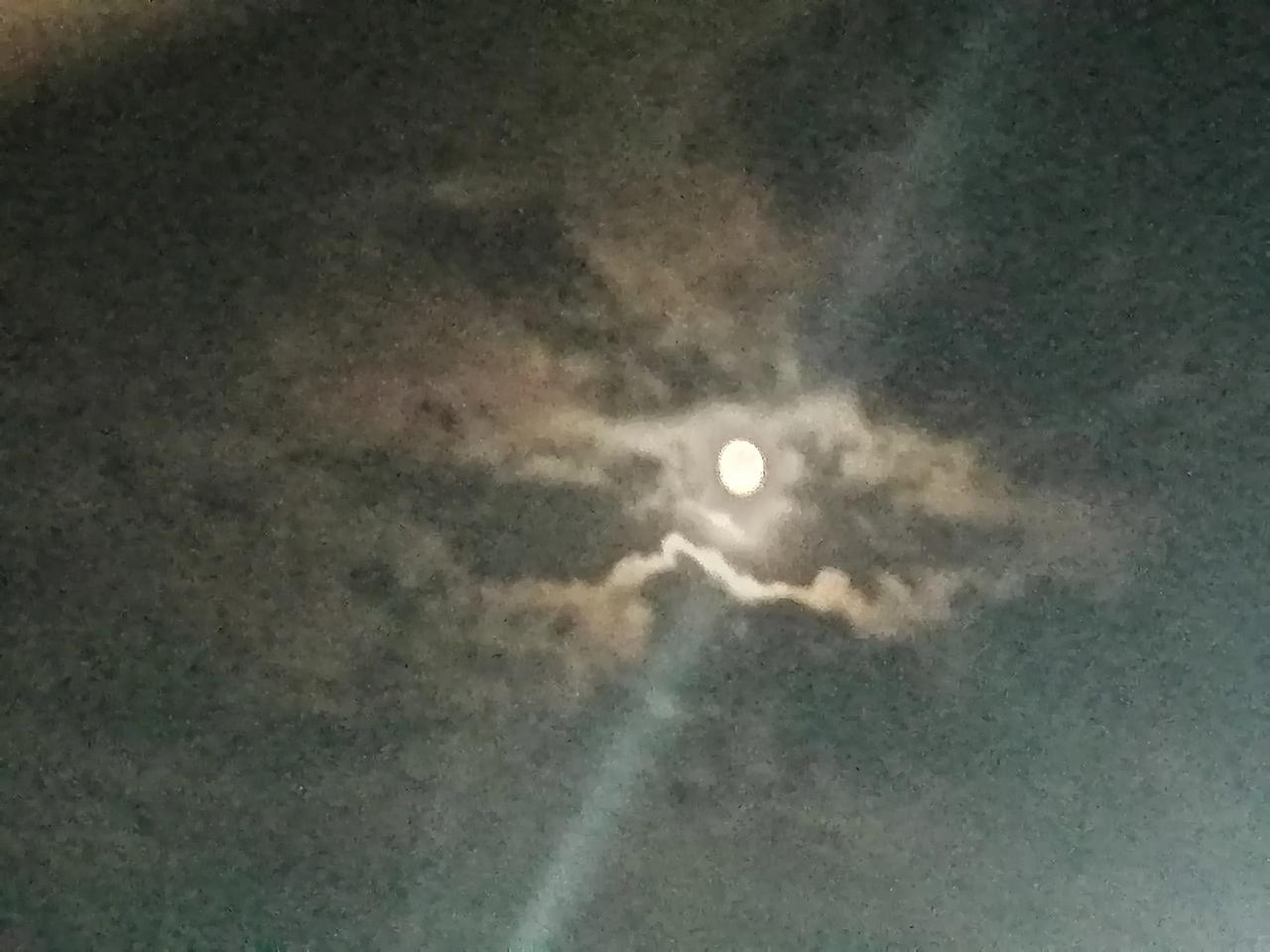 晚上终于走出了家门，汇入喧嚣的人群之中。
其实，家所在的地方，是一个出则繁华，入