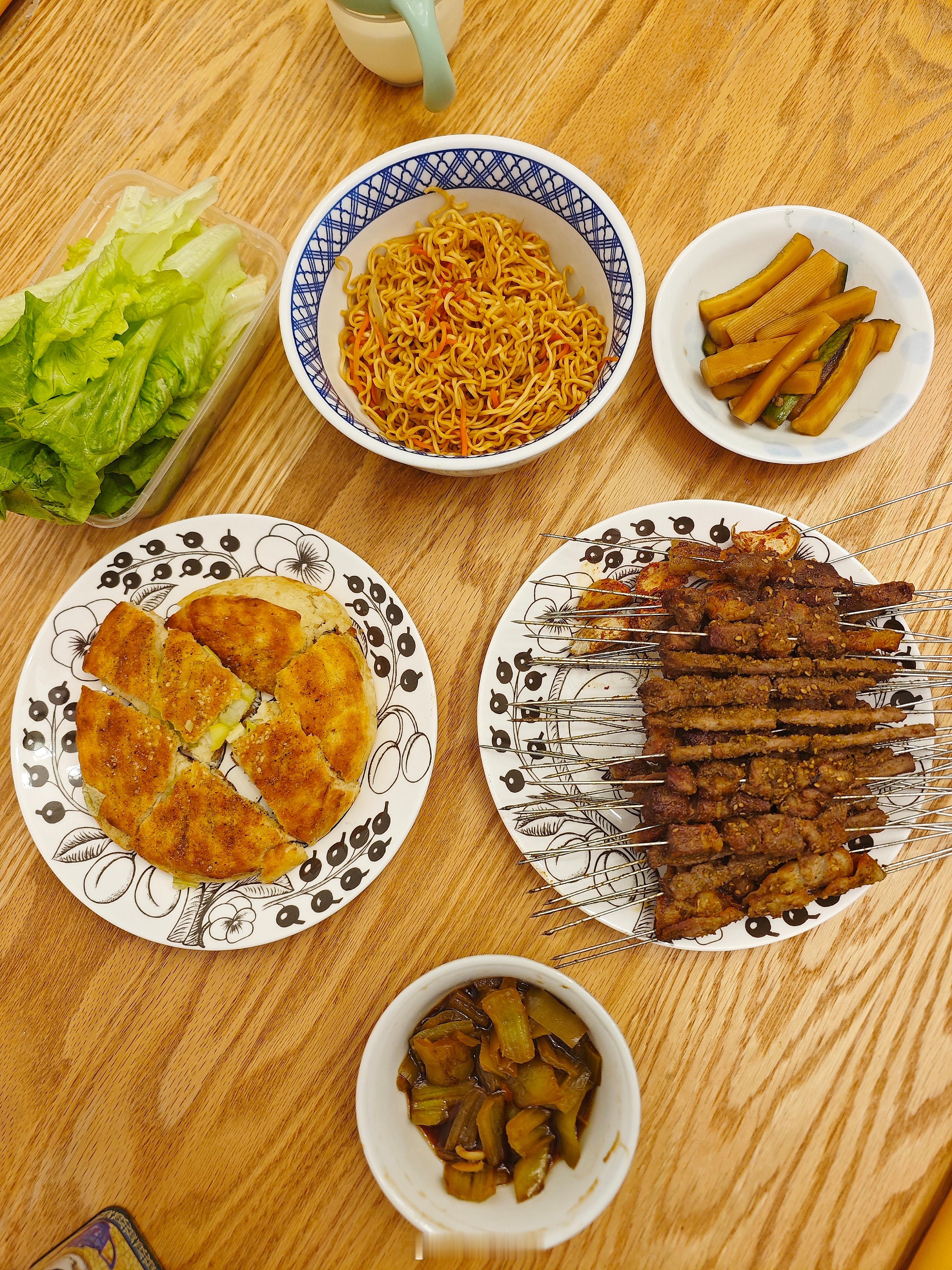 烤串配生菜，给老李头炒了方便面~给东川啃胡萝卜陪我们吃饭。进入九月龄，小情绪更多