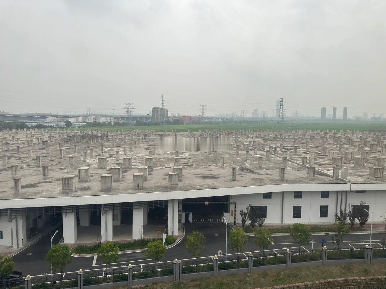 不懂就问，这是地铁停车场吗？为什么上面有那么多柱子？难道打算以后加盖一层？杭州很