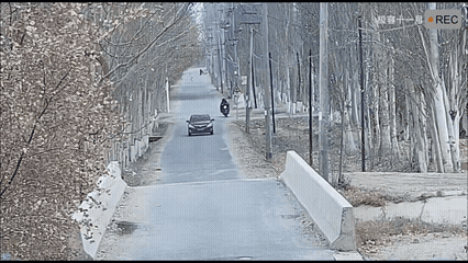 看好了，我只表演一次
对付这种车，就得用滑铲！