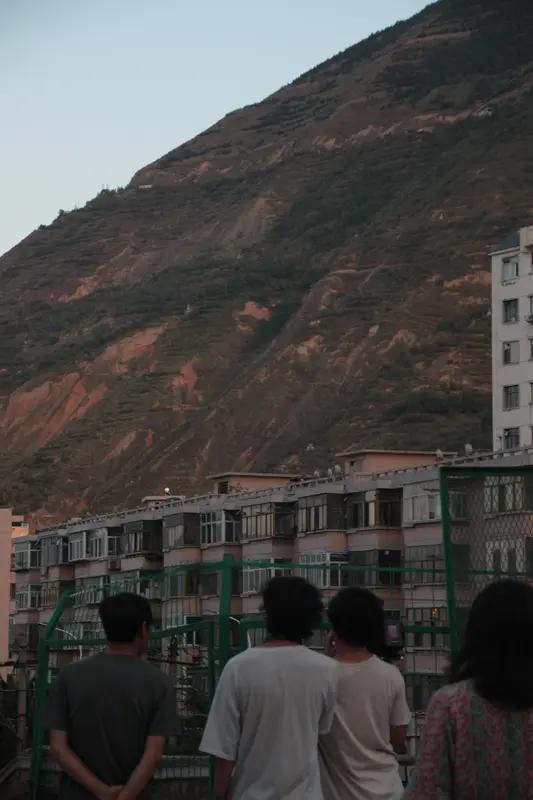 兰州西宁有震感 青海兴海连发强震，连兰州西宁都有震感，这地震的威力可真不小。想象