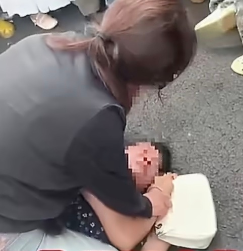 女子当街被殴打扒裤警方已介入怎么没人知道这两人为什么会打架？但是不管什么原因，把