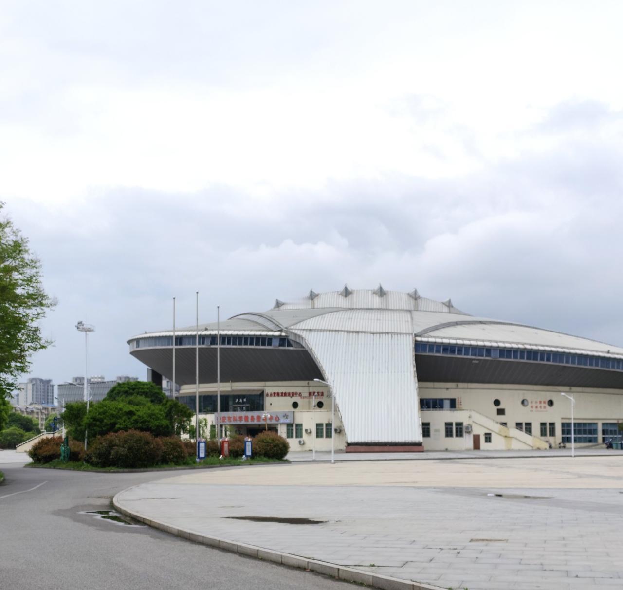 安庆市科技广场体育馆，原本是提供全民健身的好地方。
可是，近日这里的二楼，市教体