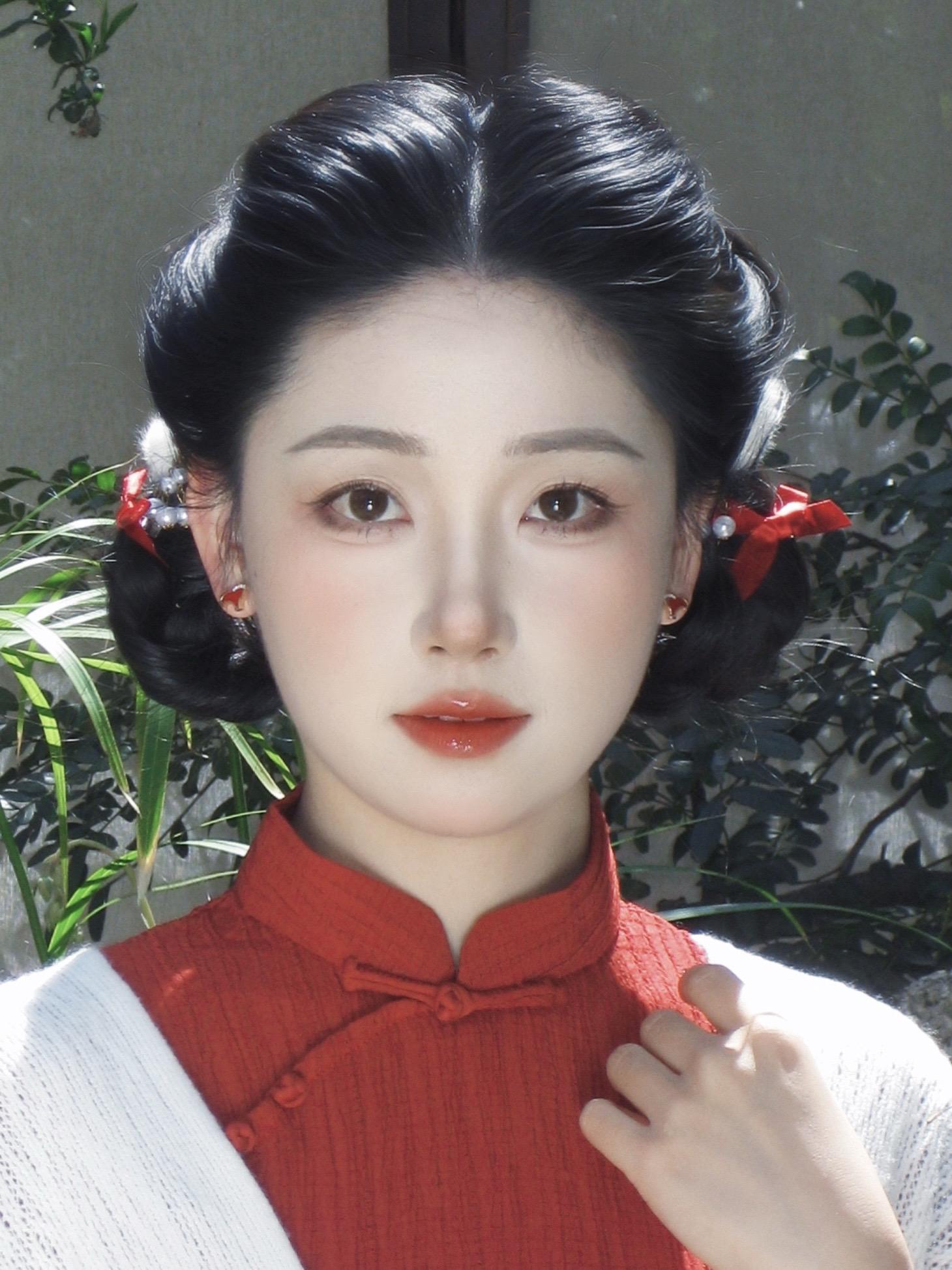 去年元夜时，花市灯如昼。