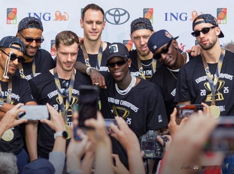 总有人说这支德国男篮打NBA一胜难求，事实真的如此吗？
要知道这支德国男篮可是男