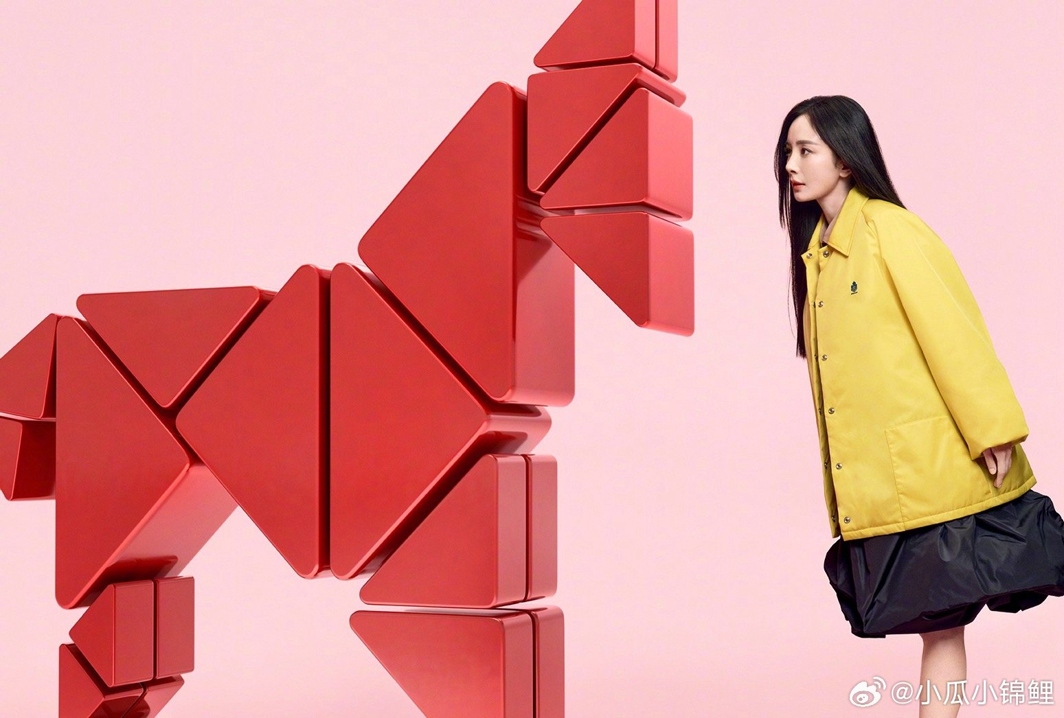 Prada赤马迎春跟着杨幂一起过新春噢 